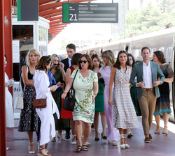 Doña Letizia junto a los acompañantes de los participantes en la Cumbre de la OTAN tras visitar el Palacio Real de La Granja de San Ildefonso y la Rea