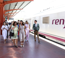 La Reina junto a los acompañantes de los participantes en la Cumbre de la OTAN en el anden del AVE