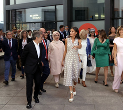 Doña Letizia junto a los acompañantes de los participantes en la Cumbre de la OTAN a su llegada el Museo Nacional Centro de Arte Reina Sofía