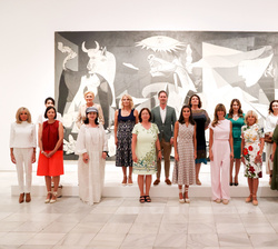Fotografía de grupo delante de la obra “Guernica” de Pablo Picasso