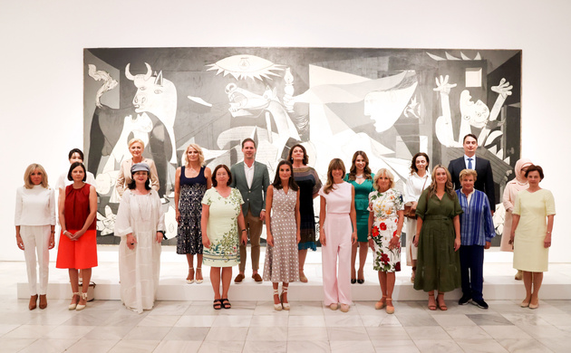 Fotografía de grupo delante de la obra “Guernica” de Pablo Picasso