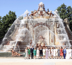 Fotografía de grupo en la fuente de "los Baños de Diana"