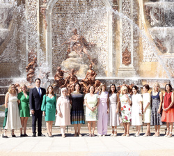Su Majestad la Reina con los acompañantes de los participantes en la Cumbre de la OTAN, en la fuente de "los Baños de Diana"