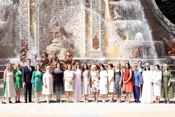 Su Majestad la Reina con los acompañantes de los participantes en la Cumbre de la OTAN, en la fuente de "los Baños de Diana"