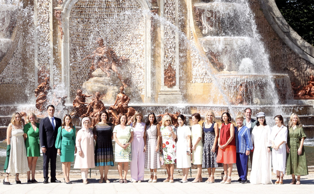 Su Majestad la Reina con los acompañantes de los participantes en la Cumbre de la OTAN, en la fuente de "los Baños de Diana"