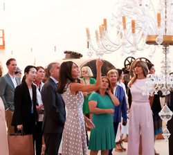 Doña Letizia junto a los acompañantes de los participantes en la Cumbre de la OTAN visitan la Real Fábrica de Cristales de La Granja