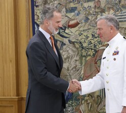 Don Felipe recibe el saludo del almirante, Rob Bauer, presidente del Comité Militar de la OTAN