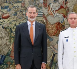 Su Majestad el Rey acompañado del almirante, Rob Bauer, presidente del Comité Militar de la OTAN, durante la audiencia mantenida en el Palacio de La Z