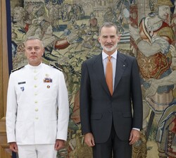 Su Majestad el Rey acompañado del almirante, Rob Bauer, presidente del Comité Militar de la OTAN, y el almirante general, Teodoro Esteban López Calder