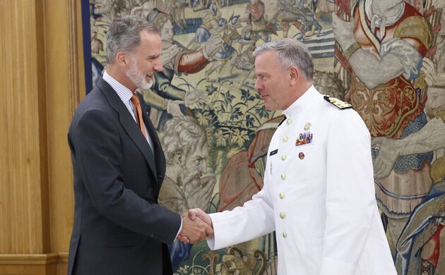 Don Felipe recibe el saludo del almirante, Rob Bauer, presidente del Comité Militar de la OTAN