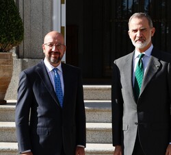 Su Majestad el Rey junto al Presidente del Consejo Europeo, Charles Michel, a su llegada al Palacio de La Zarzuela