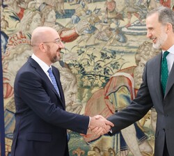 Su Majestad el Rey recibe el saludo del Presidente del Consejo Europeo, Charles Michel