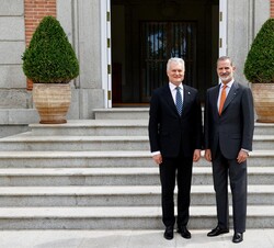 Su Majestad el Rey acompañado del Presidente de la República de Lituania, Gitanas Nausėda, a su llegada al Palacio de La Zarzuela