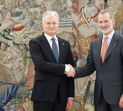 El Rey y el Presidente de la República de Lituania, Gitanas Nausėda, momentos antes del encuentro mantenido en el Palacio de La Zarzuela