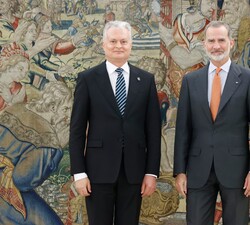 Su Majestad el Rey junto al Presidente de la República de Lituania, Gitanas Nausėda