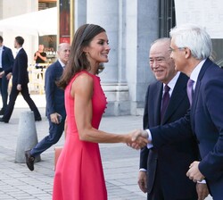 Su Majestad la Reina recibida por el presidente del Patronato de la Fundación del Teatro Real, Gregorio Marañón y el director del Teatro Real, Ignacio