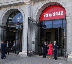 Su Majestad la Reina con el presidente del Patronato de la Fundación del Teatro Real, Gregorio Marañón y el director del Teatro Real, Ignacio García-B