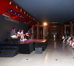 Su Majestad la Reina junto a los acompañantes de los participantes en la Cumbre de la OTAN durante la actuación flamenca