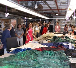 La Reina junto a los acompañantes de los participantes en la Cumbre de la OTAN visitan los talleres