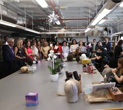 Su Majestad la Reina junto a los acompañantes de los participantes en la Cumbre de la OTAN durante su visita a la sala de caracterización