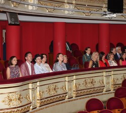 Su Majestad la Reina con los acompañantes de los participantes en la Cumbre de la OTAN en los palcos de platea