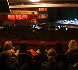 Doña Letizia con los invitados presencian el ensayo de la ópera “Nabucco”