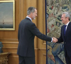 El Rey recibe el saludo del presidente de la Xunta de Galicia, Alfonso Rueda Valenzuela