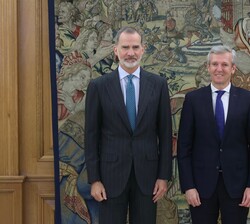Su Majestad el Rey junto al presidente de la Xunta de Galicia, Alfonso Rueda Valenzuela