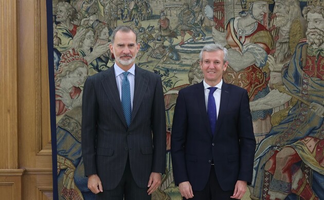Su Majestad el Rey junto al presidente de la Xunta de Galicia, Alfonso Rueda Valenzuela