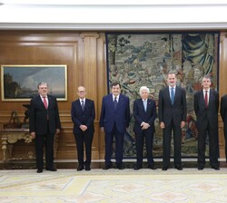 Su Majestad el Rey junto a los miembros de la Junta de Gobierno de la Real Academia de Doctores de España