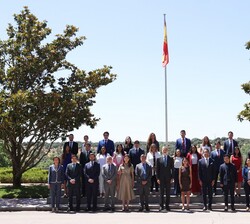 El Rey con los participantes en la XVII edición del Programa de Jóvenes Líderes Iberoamericanos de la Fundación Carolina