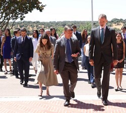 Don Felipe y los Jóvenes Líderes Iberoamericanos se dirigen al interior para la audiencia