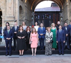 La Reina Doña Sofía con las autoridades asistentes al concierto