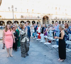 Doña Sofía recibe el cariño del público asistente al concierto tras su llegada a Salamanca