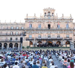 Vista general de la Plaza Mayor de Salamanca durante el concierto presidido por Su Majestad la Reina Doña Sofía