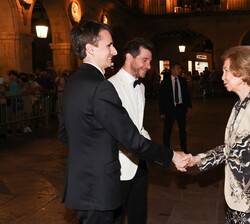 Doña Sofía recibe el saludo del director de la Orquesta Sinfónica de la Escuela Superior de Música Reina Sofía, Andrés Salado, y del intérprete de pia