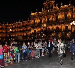 Tras finalizar el concierto, Doña Sofía abandona la Plaza Mayor de Salamanca
