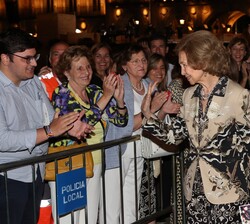 La Reina Doña Sofía recibe el cariño del público al término del concierto