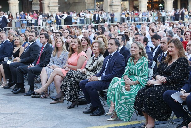 Doña Sofía en la primera fila de asientos al comienzo del concierto