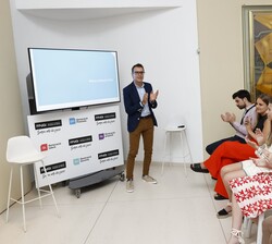 La Princesa y la Infanta participan en la sesión de trabjo junto a los jóvenes