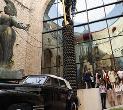 Doña Leonor y Doña Sofía junto a los jóvenes durante la visita al Museo Dalí