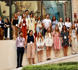 SS.AA.RR. la Princesa de Asturias y de Girona y la Infanta Doña Sofía junto a los jóvenes en el Museo Dalí