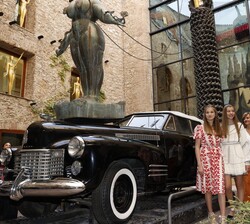 Doña Leonor y Doña Sofía junto a una de las piezas de Dalí durante la visita al Museo