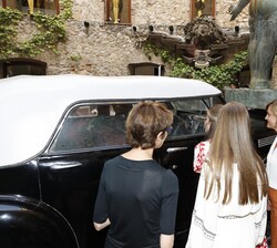 La Princesa y la Infanta observan el coche de Dalí expuesto