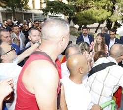 SS.AA.RR. la Princesa de Asturias y de Girona y la Infanta Doña Sofía reciben el cariño de los vecinos