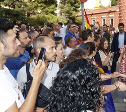 Doña Leonor y Doña Sofía con los vecinos