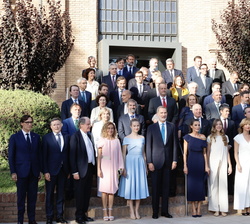 Fotografía de grupo de Sus Majestades los Reyes y Sus Altezas Reales la Princesa de Asturias y de Girona y la Infanta Doña Sofía con los patronos asis