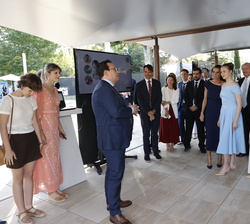 Sus Majestades los Reyes y Sus Altezas Reales la Princesa de Asturias y de Girona y la Infanta Doña Sofía recorren los expositores de la “Muestr