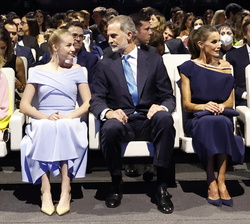 Sus Majestades los Reyes y Sus Altezas Reales la Princesa de Asturias y de Girona y la Infanta Doña Sofía en primera fila de asientos