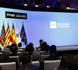 Sus Majestades los Reyes y Sus Altezas Reales la Princesa de Asturias y de Girona y la Infanta Doña Sofía en primera fila de asientos, durante la pres
